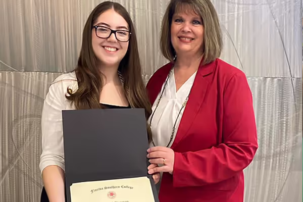 A student receiving the Hollis Fellows Scholarship