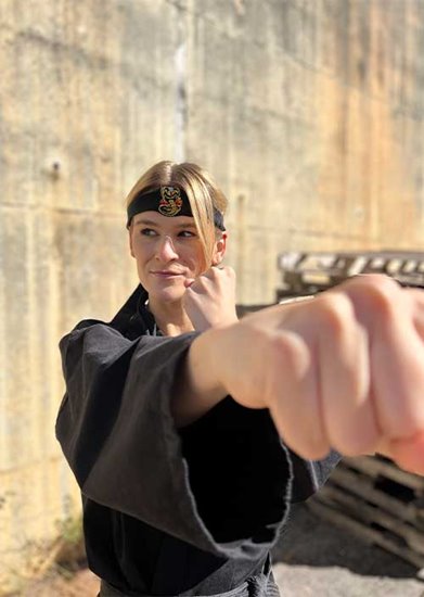 Phoebe behind the scenes of Cobra Kai Phoebe behind the scenes of Cobra Kai