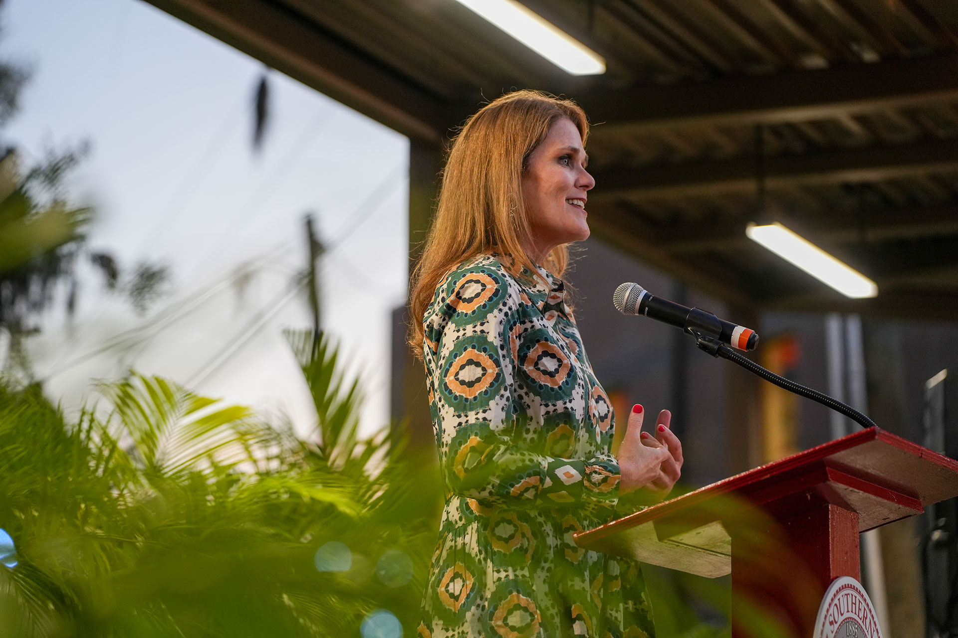 Julia Roberts, Dyslexia Advocate and daughter of Hal and Marjorie Roberts, speaking on stage at dedication ceremony.