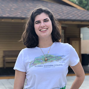 Jean Howell '20 outside of the Frank Lloyd Wright Visitors Center.