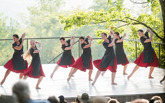 fsc students dancing on stage