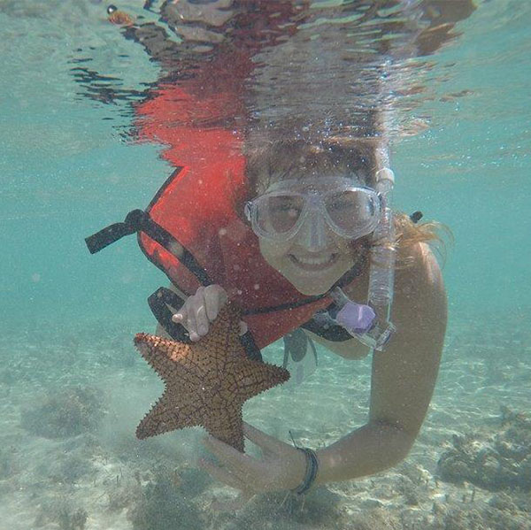 Mckayla '21 with a starfish.