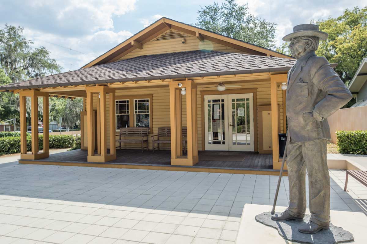 Usonian House Plaza