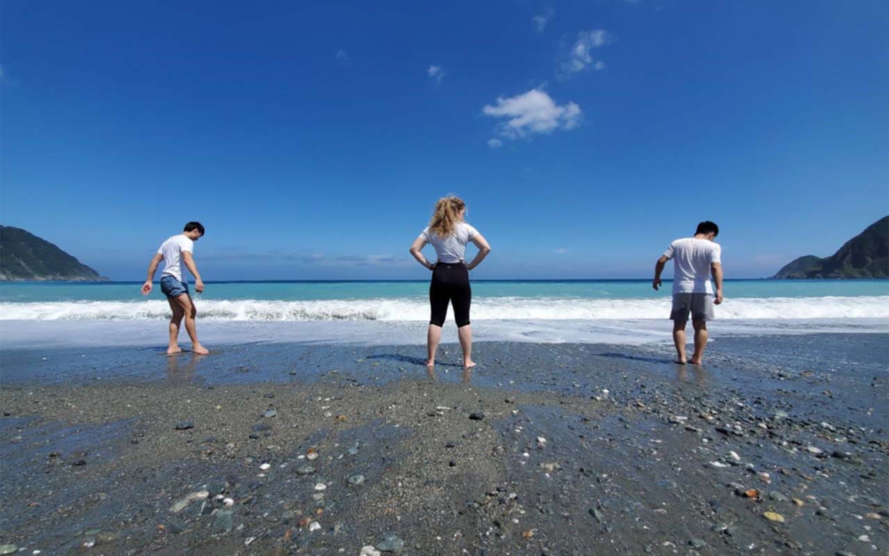 Kylie Torres '18 (center) on a beach in Taiwan.