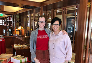Annabel '20 (left) and her supervisor Victoria King (right).